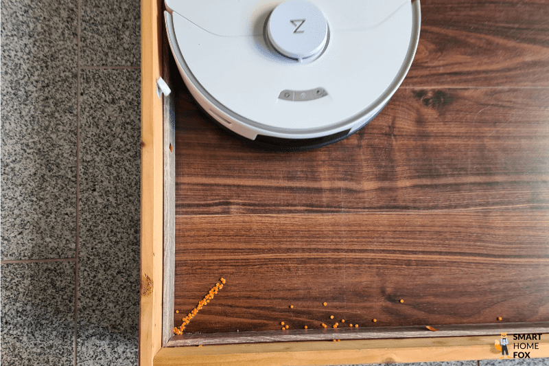 Робот-пылесос Roborock S7 Pro Ultra убирает в углу